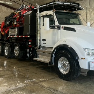 DL Tree Service Kenworth T880 crane truck with the Palfinger PK65 knuckle-boom stowed